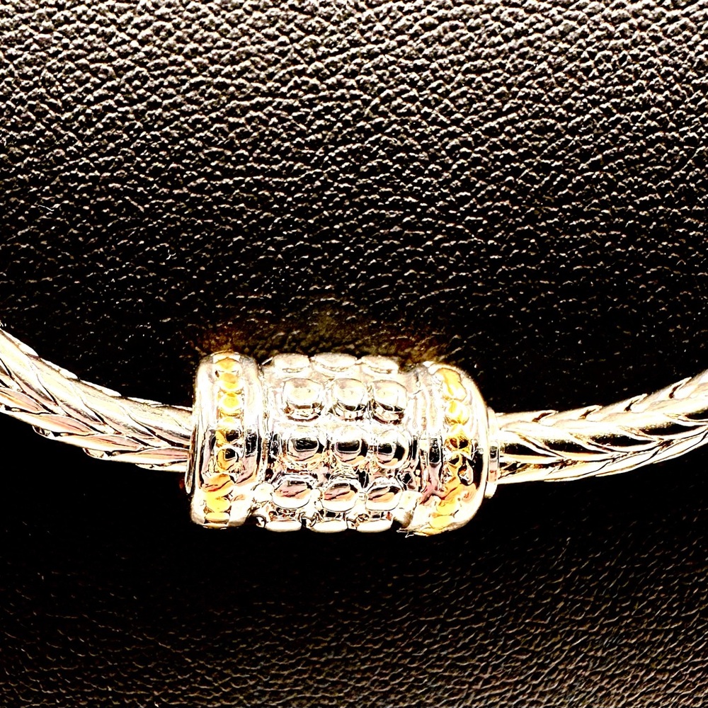 New Beautiful Necklace, Gold & Silver Tone, w/Magnetic Closure, Never Used. - Picture 4 of 7